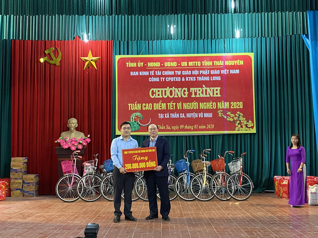 Công ty CP ĐTXD và KTKS Thăng Long tặng quà tết cho các hộ nghèo tại xã Thần Sa