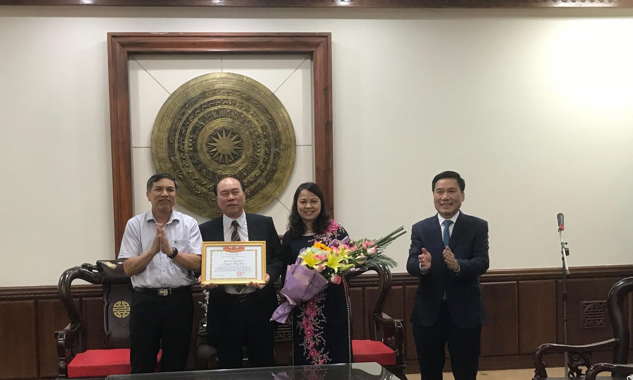 Công ty CP ĐTXD và KTKS Thăng Long tặng quà tết cho các hộ nghèo tại xã Thần Sa