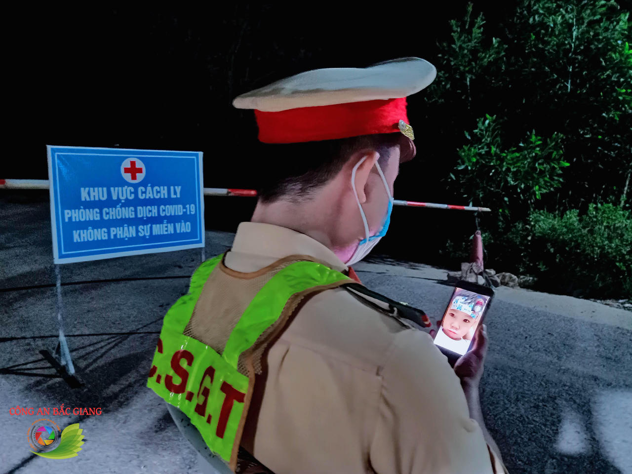 Công an Bắc Giang trao giải thưởng tuần đầu tiên cho tác phẩm về cuộc chiến chống COVID -19 