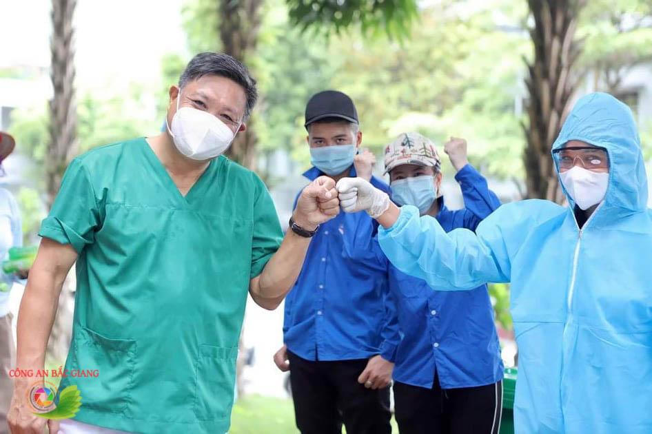 Công an Bắc Giang trao giải thưởng tuần đầu tiên cho tác phẩm về cuộc chiến chống COVID -19 