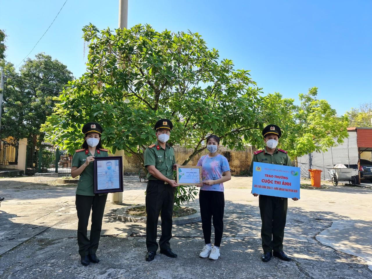 Công an Bắc Giang trao giải tuần 2 thi ảnh “Cuộc chiến chống COVID-19 –Những khoảnh khắc không quên”