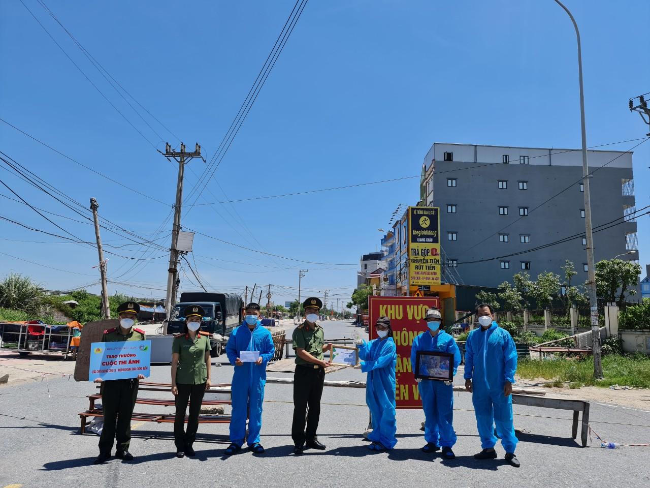Công an Bắc Giang trao giải tuần 2 thi ảnh “Cuộc chiến chống COVID-19 –Những khoảnh khắc không quên”