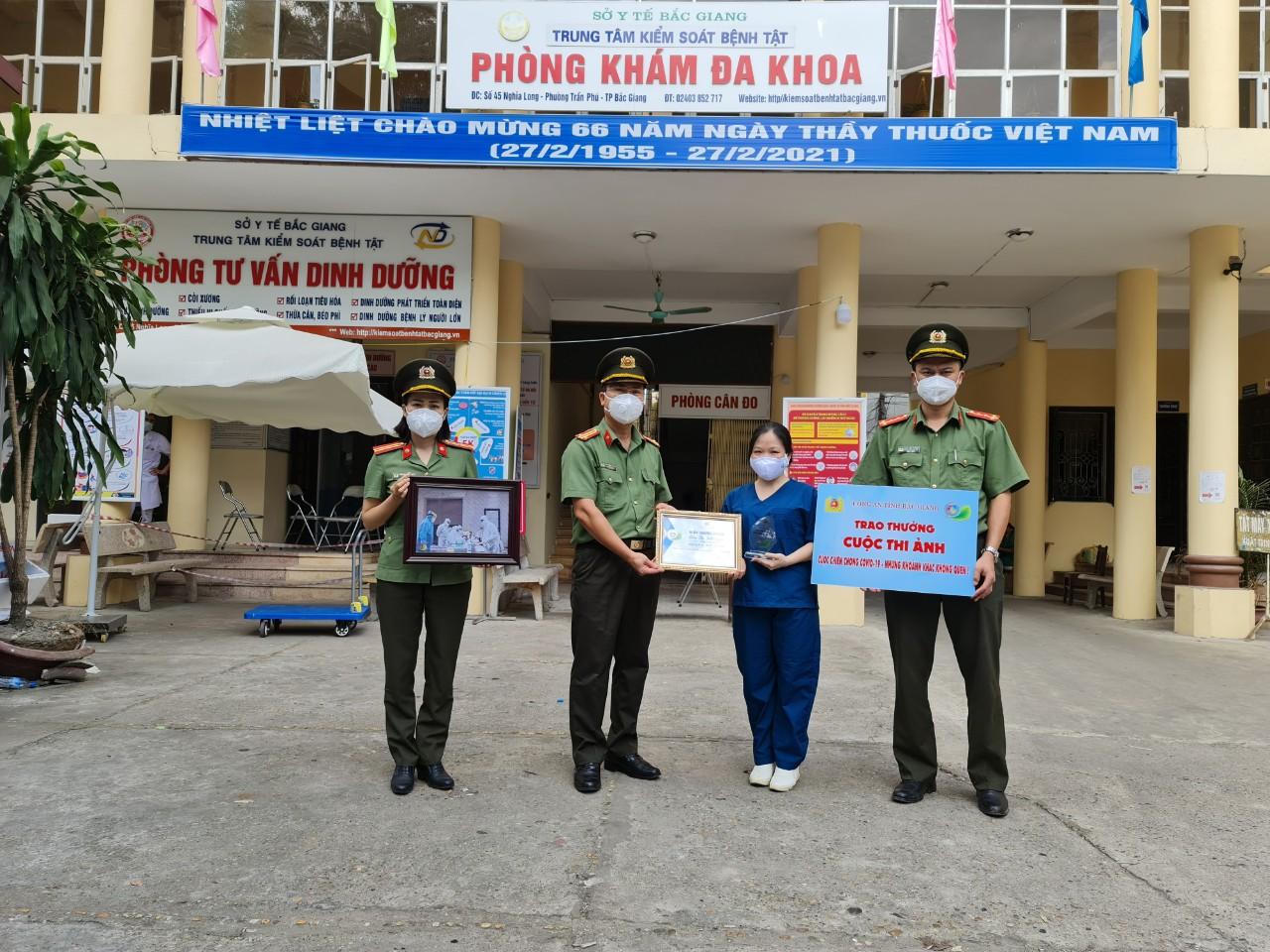 Công an Bắc Giang trao giải tuần 2 thi ảnh “Cuộc chiến chống COVID-19 –Những khoảnh khắc không quên”