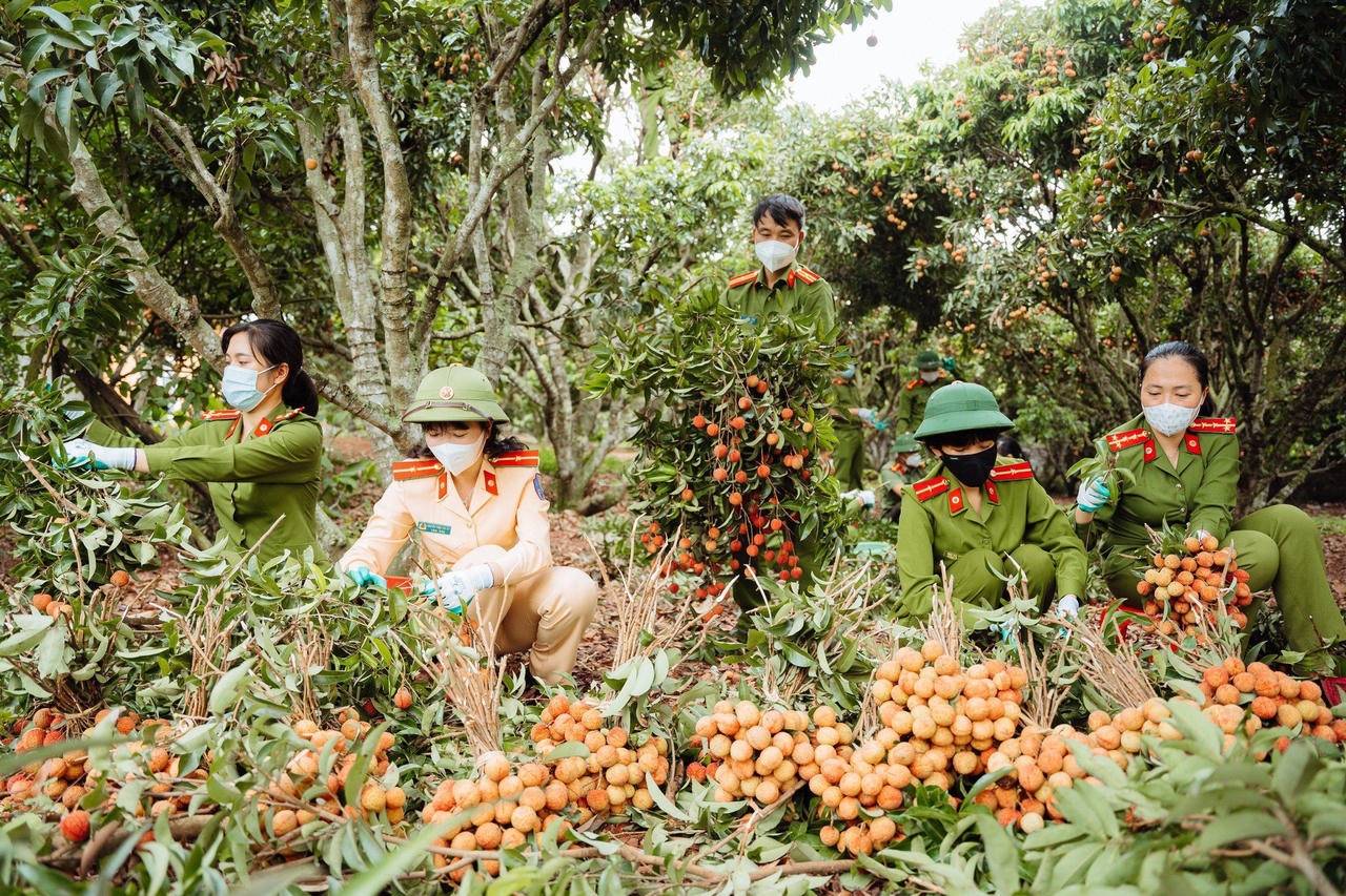 Công an Lạng Giang thực hiện xuất sắc 'nhiệm vụ kép' vừa chống dịch, vừa đảm bảo an ninh trật tự