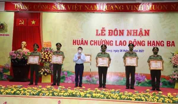 Công an tỉnh Bắc Giang đón nhận Huân chương lao động hạng Ba