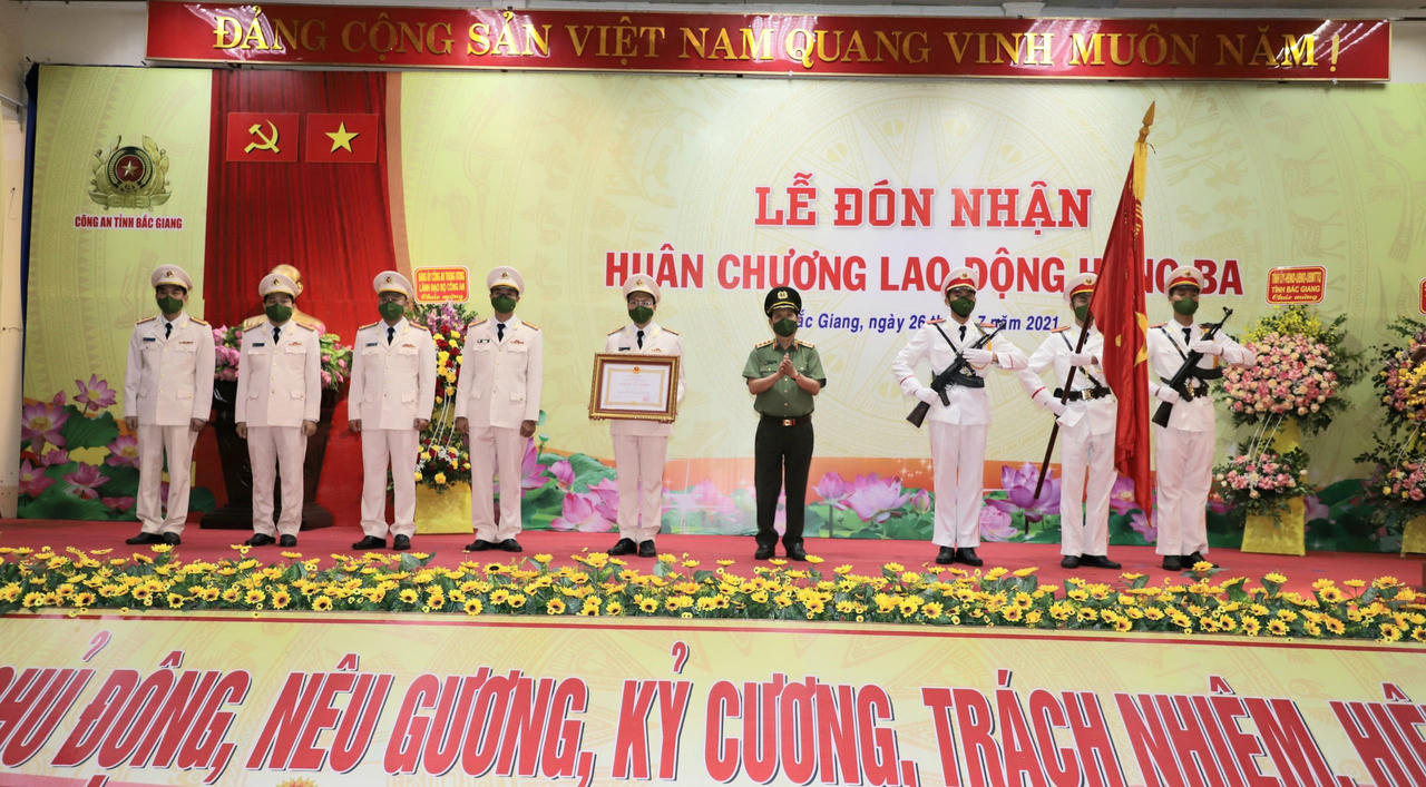 Công an tỉnh Bắc Giang đón nhận Huân chương lao động hạng Ba