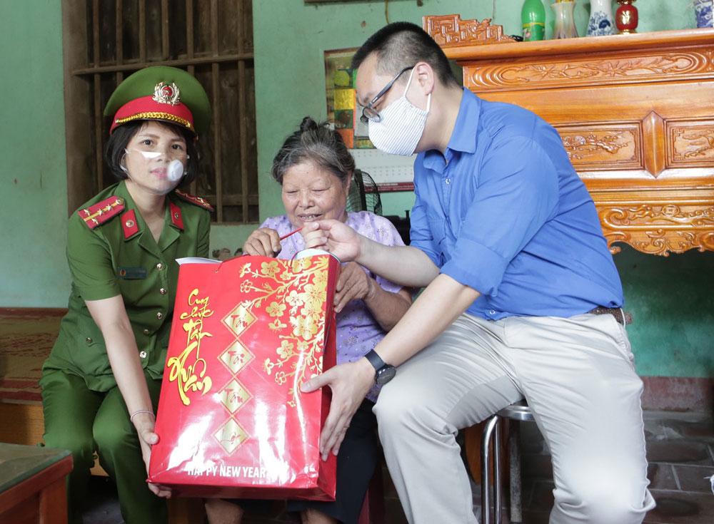 Đoàn viên, thanh niên Công an huyện Lạng Giang (Bắc Giang) tri ân các anh hùng, liệt sĩ