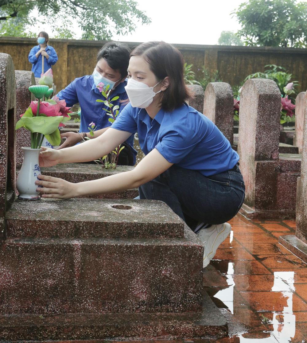 Đoàn viên, thanh niên Công an huyện Lạng Giang (Bắc Giang) tri ân các anh hùng, liệt sĩ