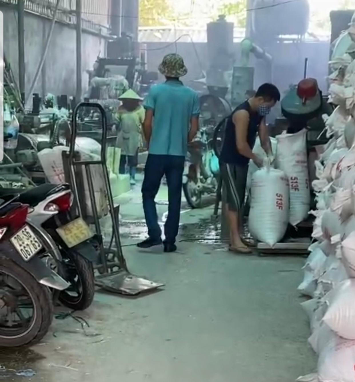 Hà Nội: Nhiều xưởng tái chế nhựa gây ô nhiễm môi trường tại xã Tiên Dược