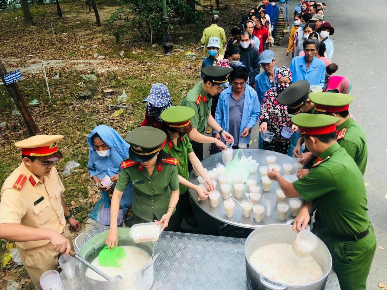 Ấm lòng bát cháo tình thương của công an dành cho bệnh nhân nghèo