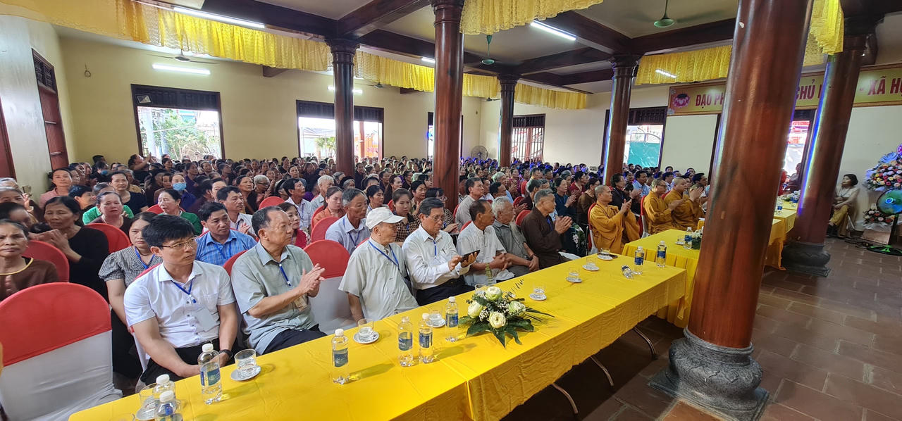 Đông đảo tăng ni, phật tử và người dân tới dự mừng Đại lễ Phật Đản 2023 tại chùa Đông Quang (Phú Thọ)