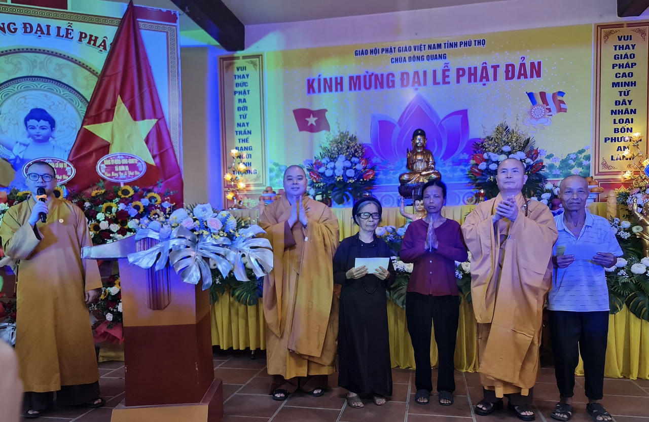 Đông đảo tăng ni, phật tử và người dân tới dự mừng Đại lễ Phật Đản 2023 tại chùa Đông Quang (Phú Thọ)