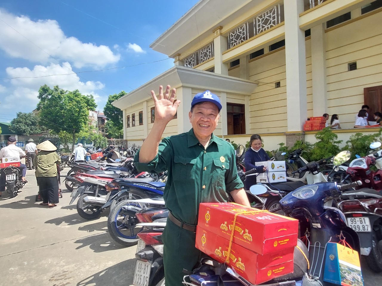 Tập đoàn Hanaka thăm hỏi, tặng quà tri ân các gia đình chính sách