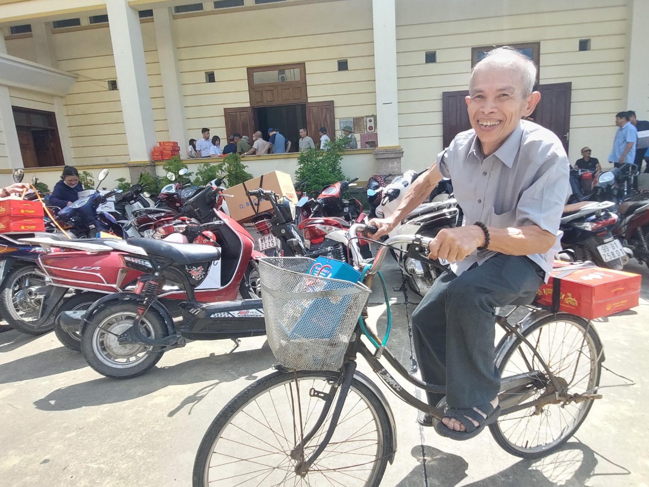 Tập đoàn Hanaka thăm hỏi, tặng quà tri ân các gia đình chính sách