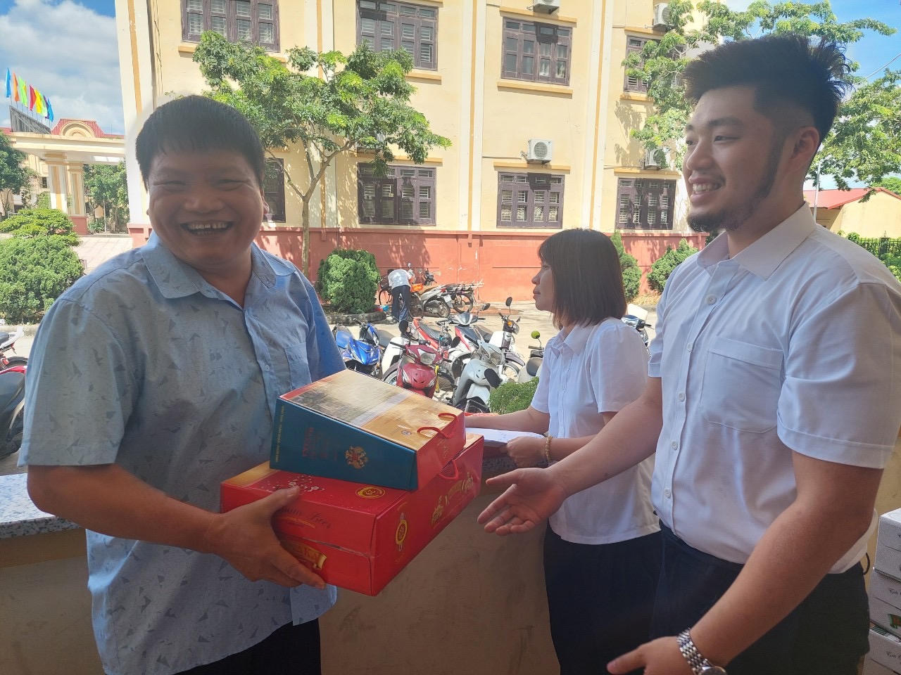 Tập đoàn Hanaka thăm hỏi, tặng quà tri ân các gia đình chính sách