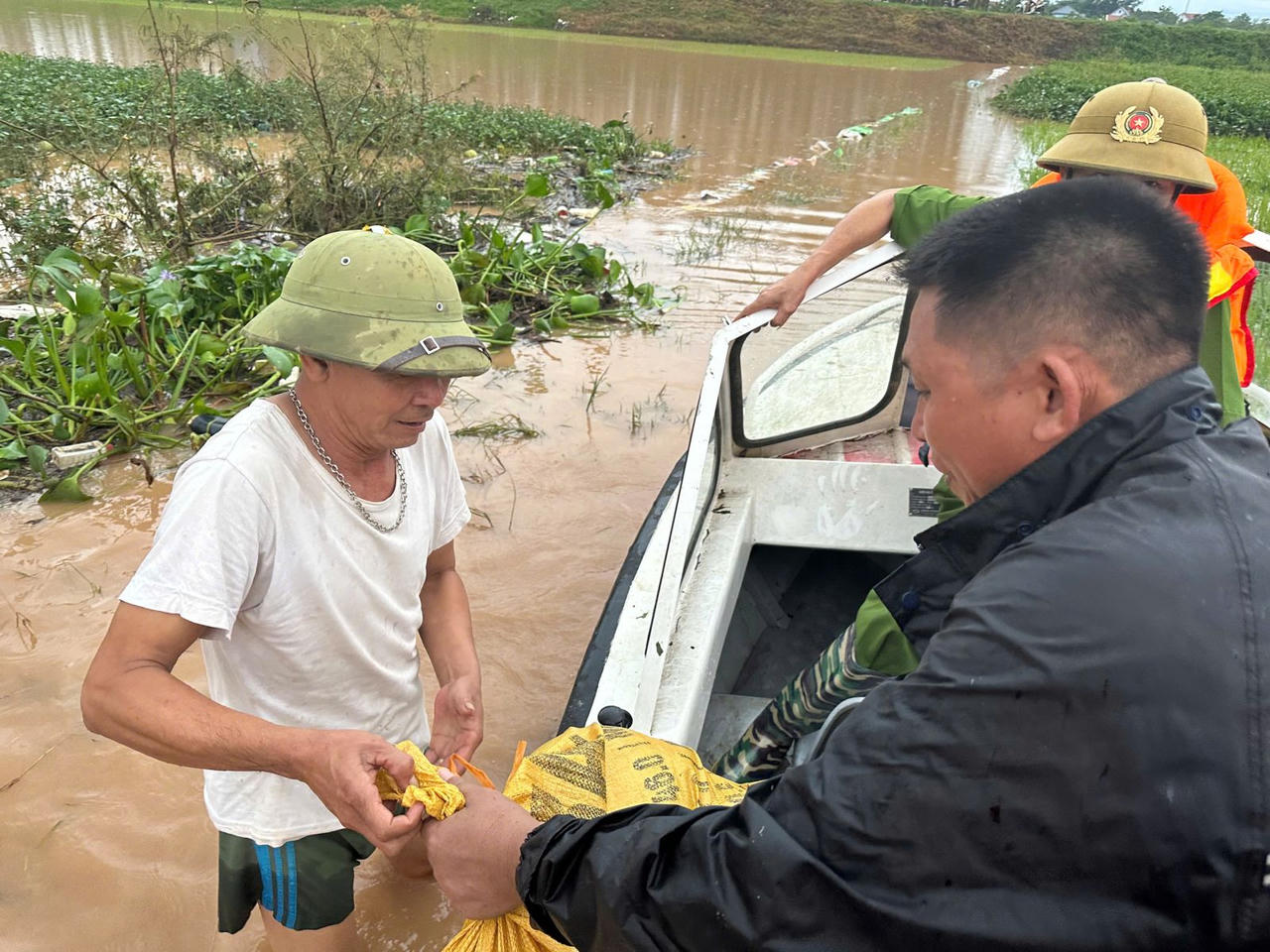 Công an Lục Nam kịp thời hỗ trợ người dân ứng phó, khắc phục hậu quả bão số 3