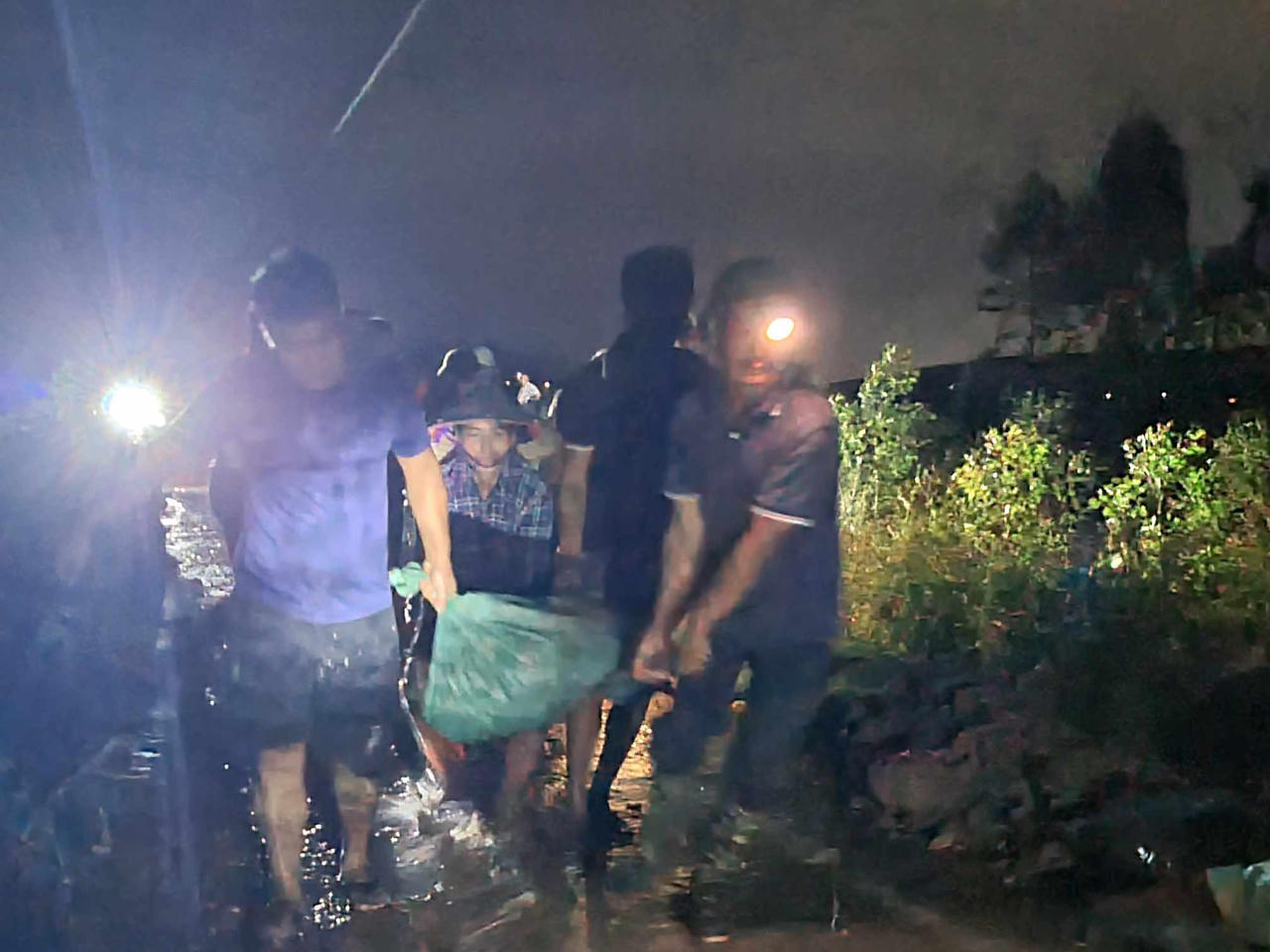 Công an Lục Nam kịp thời hỗ trợ người dân ứng phó, khắc phục hậu quả bão số 3