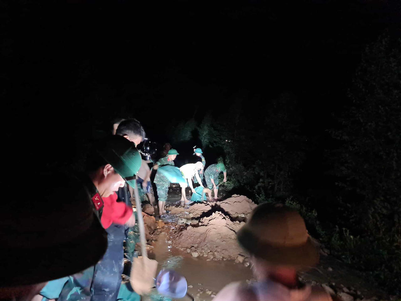 Công an Lục Nam kịp thời hỗ trợ người dân ứng phó, khắc phục hậu quả bão số 3