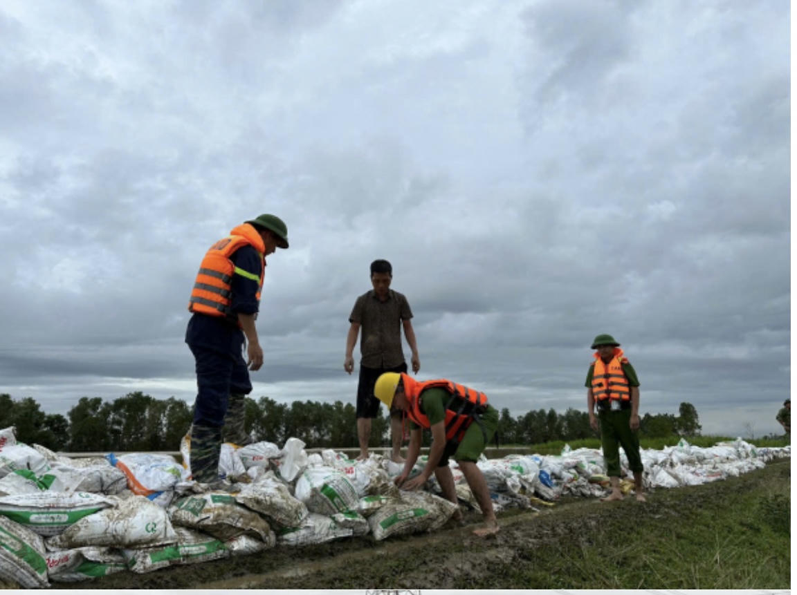 Công an Bắc Giang 'sát cánh' cùng người dân khắc phục hậu quả bão, lũ 