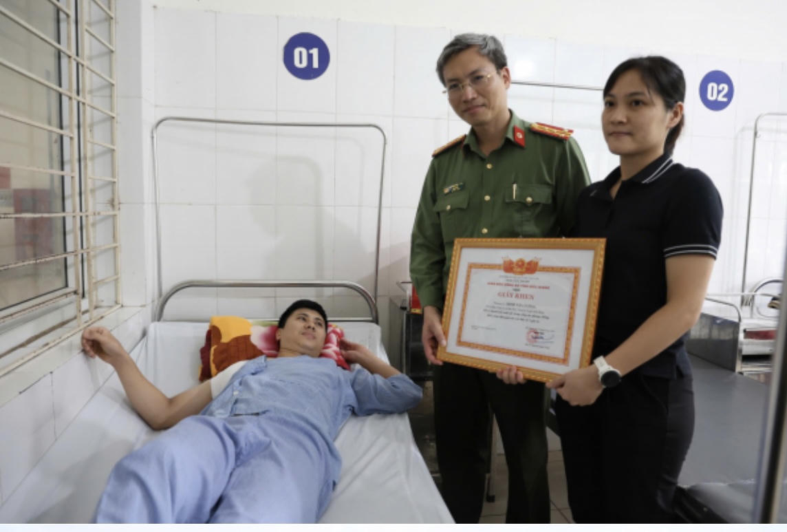 Công an Bắc Giang 'sát cánh' cùng người dân khắc phục hậu quả bão, lũ 