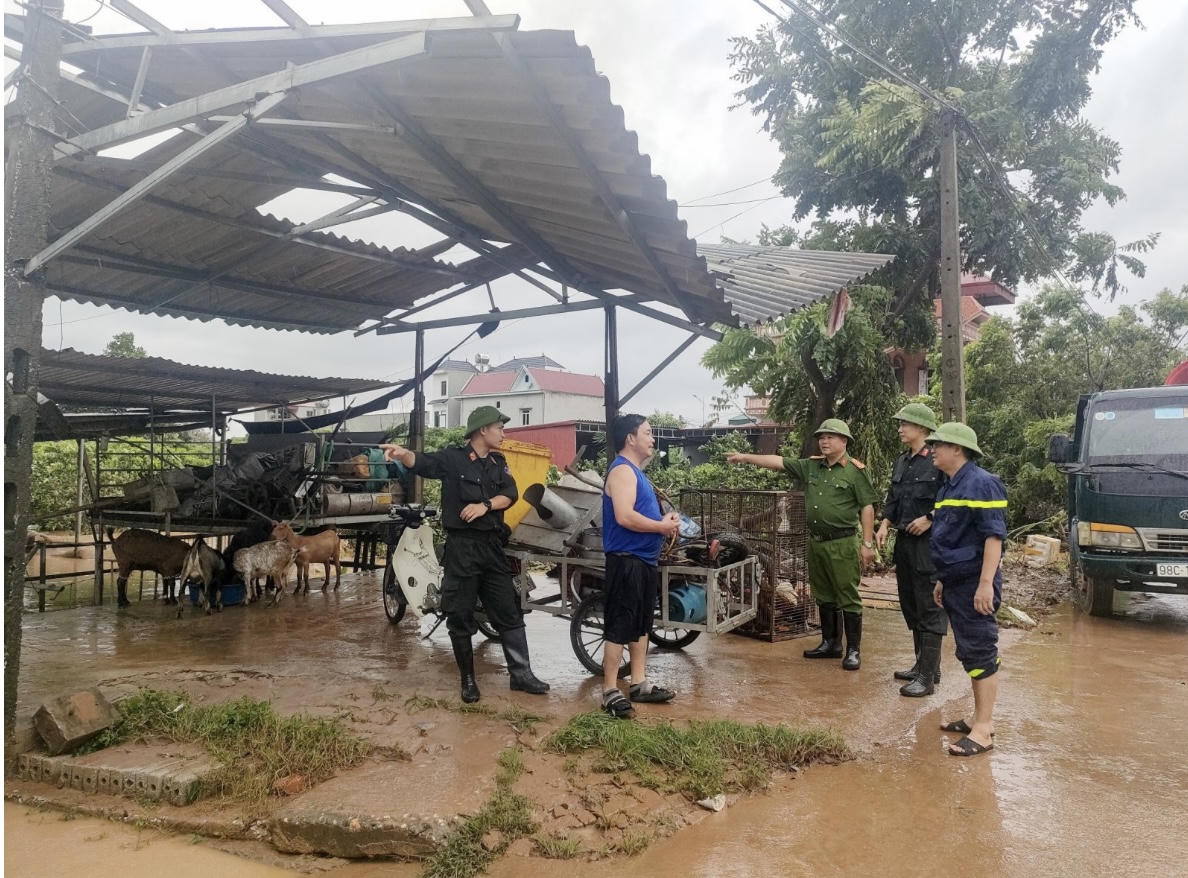 Công an Bắc Giang 'sát cánh' cùng người dân khắc phục hậu quả bão, lũ 