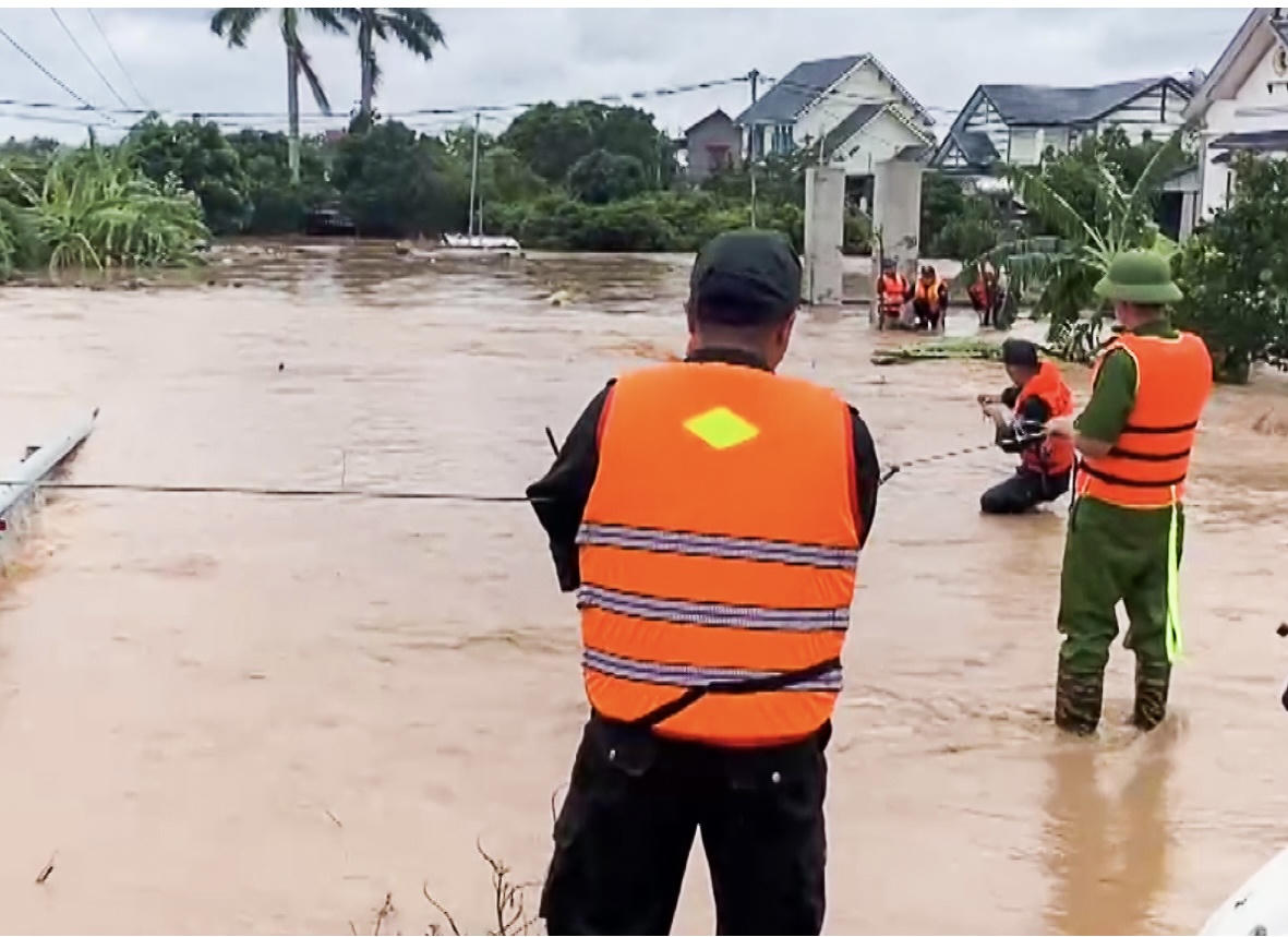 Công an Bắc Giang 'sát cánh' cùng người dân khắc phục hậu quả bão, lũ 