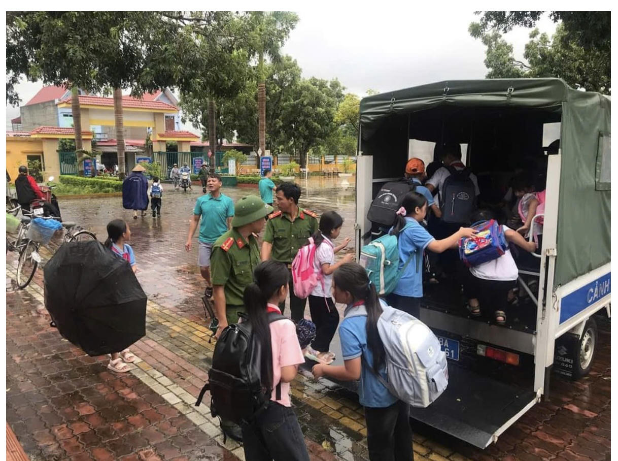 Công an Bắc Giang 'sát cánh' cùng người dân khắc phục hậu quả bão, lũ 