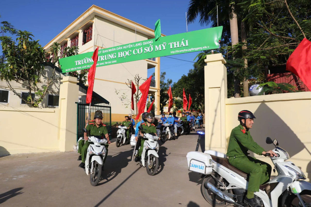  Lạng Giang (Bắc Giang): Ra quân thực hiện cao điểm bảo đảm trật tự ATGT cho lứa tuổi học sinh