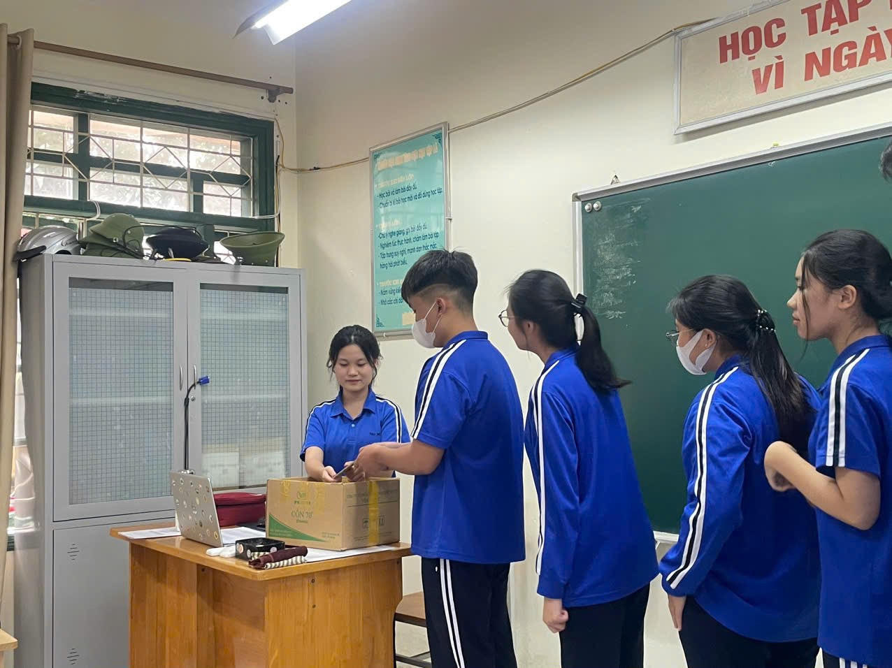 Thầy cô và các em học sinh nói gì về quy định cấm học sinh sử dụng điện thoại trong lớp học 