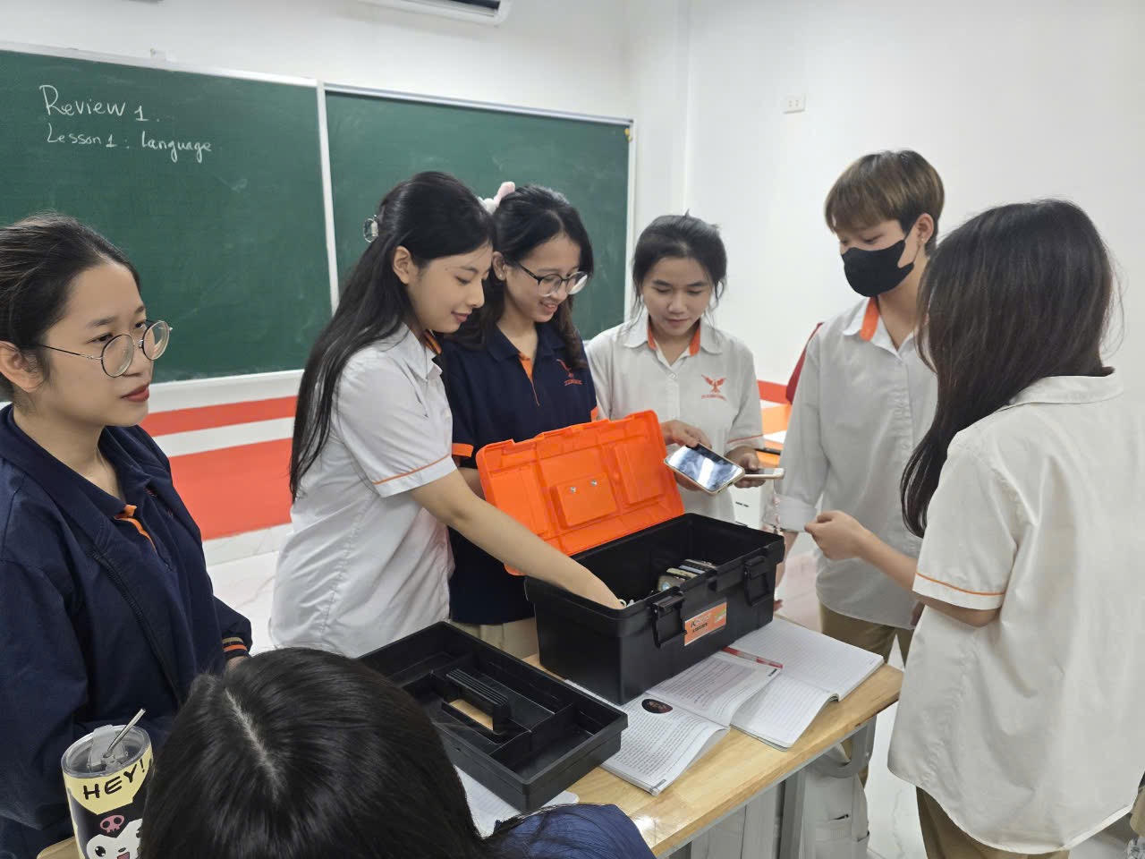 Thầy cô và các em học sinh nói gì về quy định cấm học sinh sử dụng điện thoại trong lớp học 