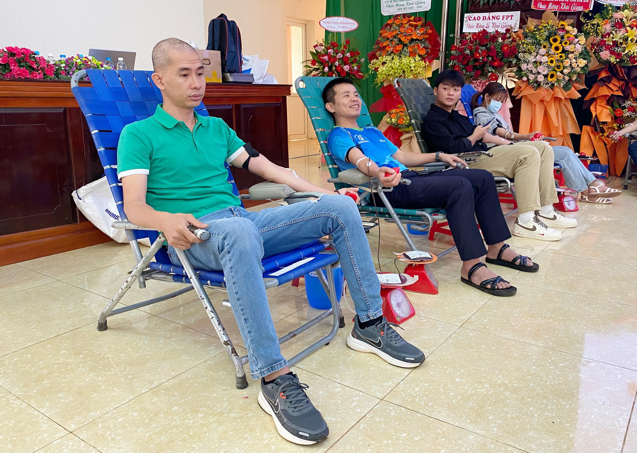 Những giọt máu hồng từ tấm lòng