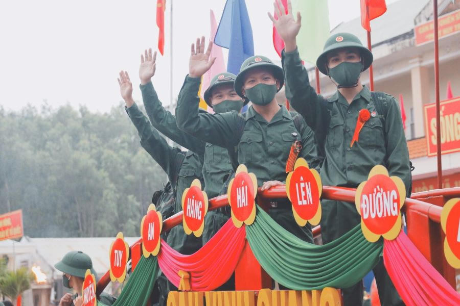 Hàng ngàn thanh niên Duyên hải Nam Trung bộ hăng hái lên đường nhập ngũ