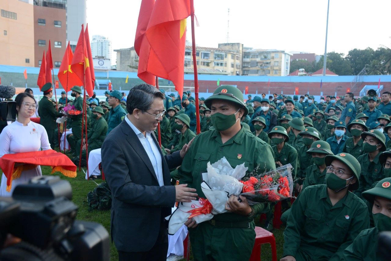 Hàng ngàn thanh niên Duyên hải Nam Trung bộ hăng hái lên đường nhập ngũ