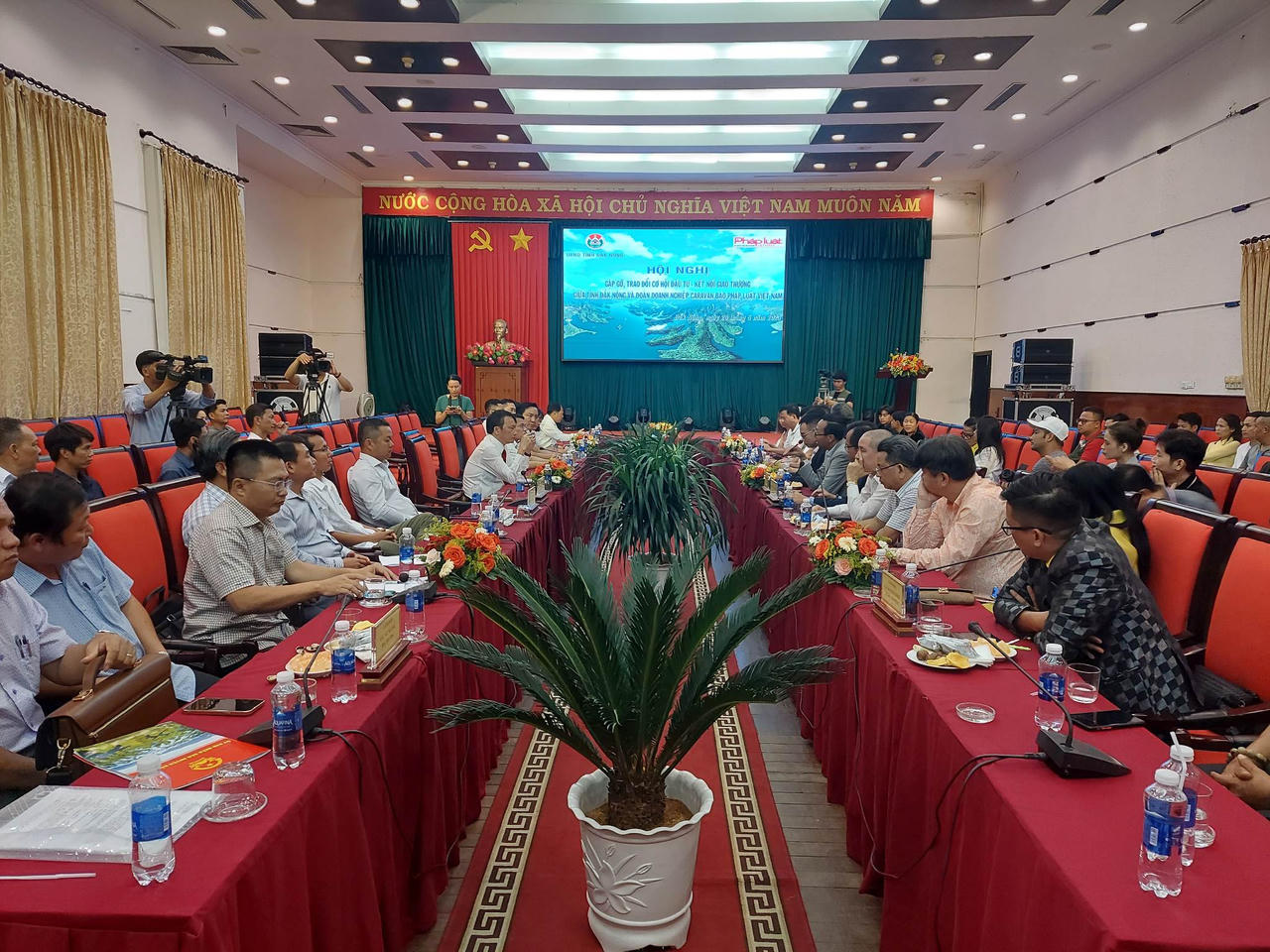 Caravan Báo Pháp luật Việt Nam - Cầu nối giữa doanh nghiệp và địa phương trong phát triển kinh tế xã hội 