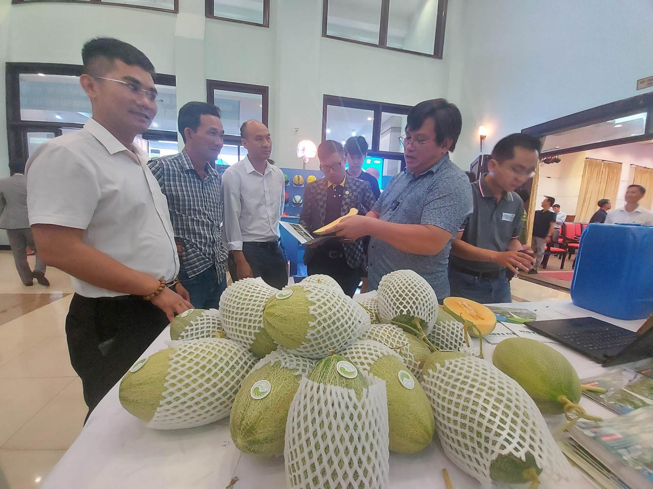 Caravan Báo Pháp luật Việt Nam - Cầu nối giữa doanh nghiệp và địa phương trong phát triển kinh tế xã hội 