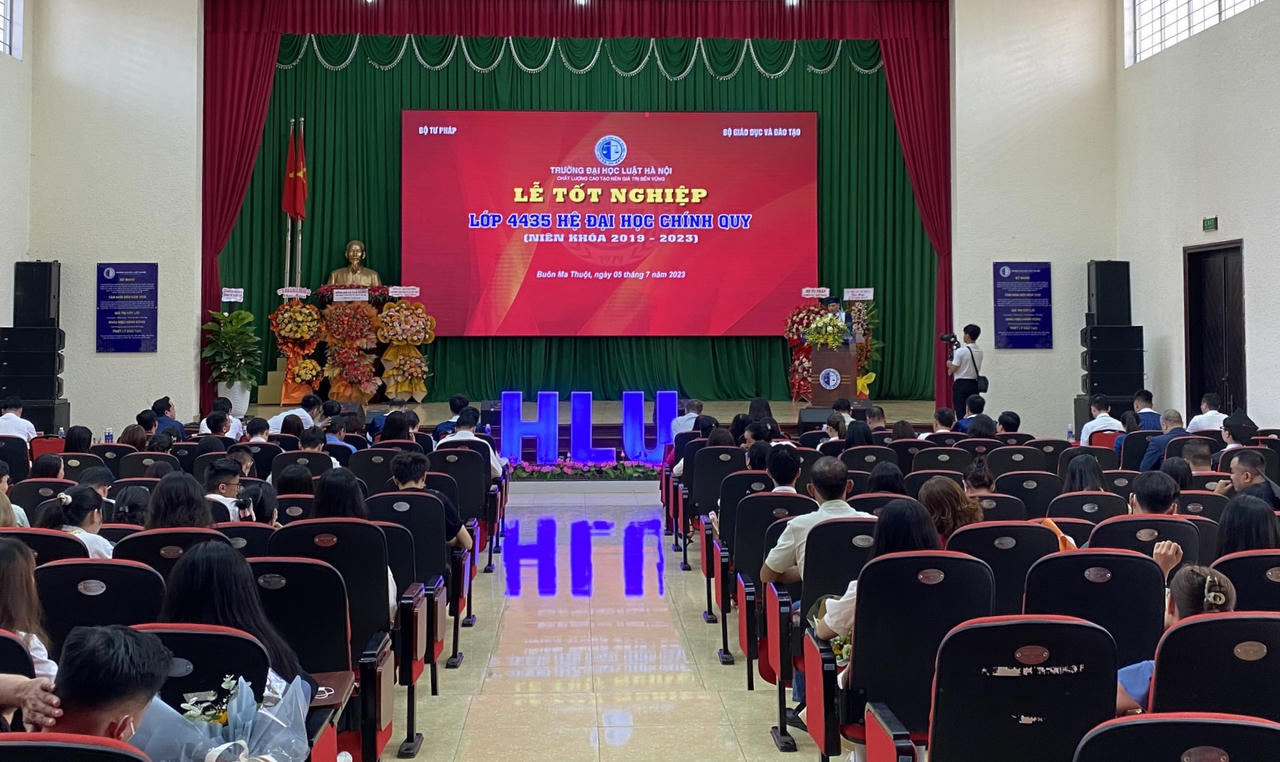 Trường Đại học Luật Hà Nội trao 51 bằng cử nhân chính quy đầu tiên tại Đắk Lắk