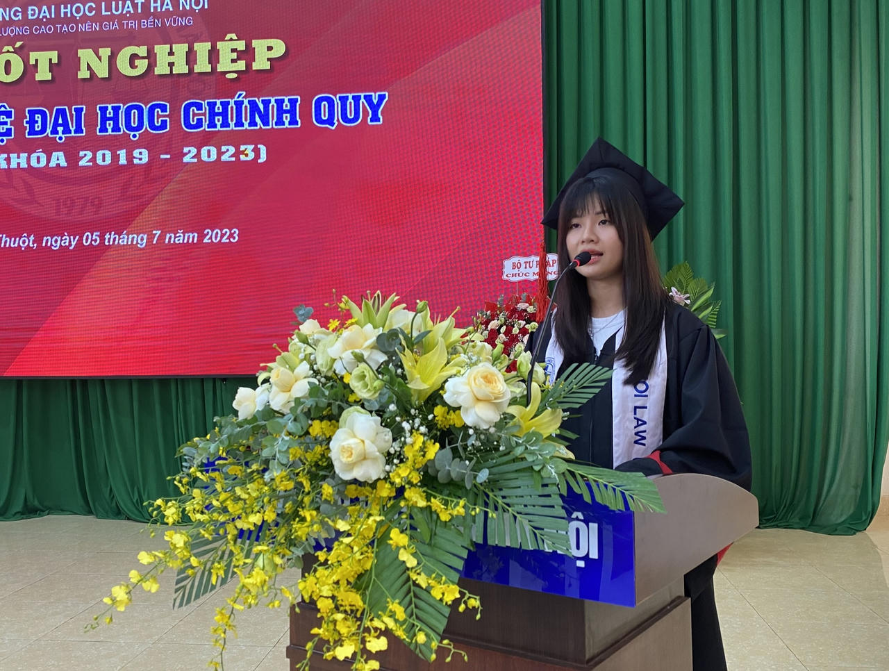 Trường Đại học Luật Hà Nội trao 51 bằng cử nhân chính quy đầu tiên tại Đắk Lắk