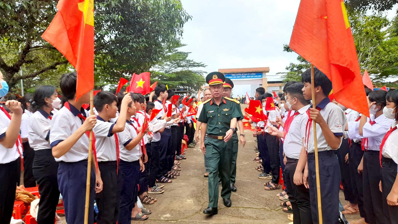 Bộ GD&ĐT và Bộ Tư lệnh Quân khu 5 tặng quà cho học sinh vùng khó khăn ở Đắk Nông