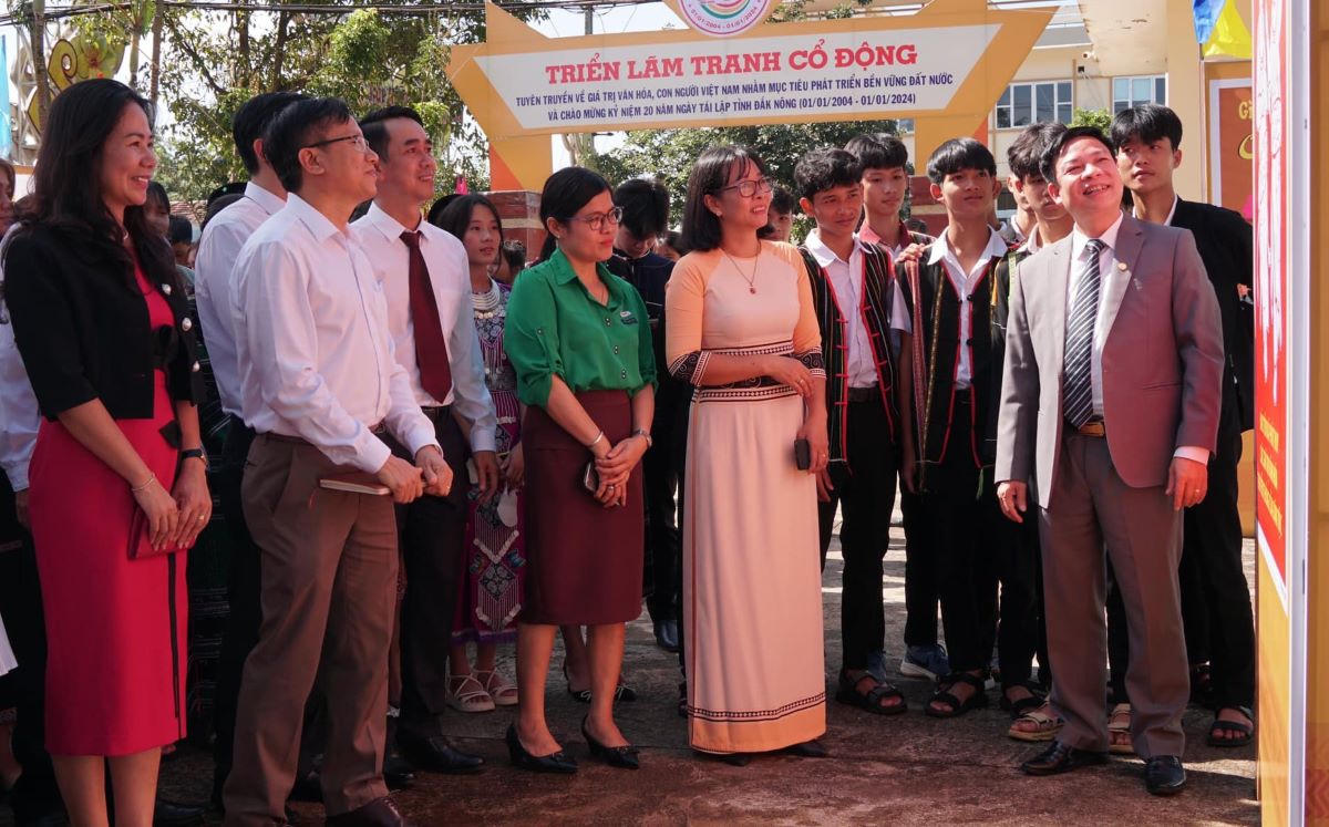 Đắk Nông triển lãm tranh cổ động hướng tới kỷ niệm 20 năm ngày tái lập tỉnh