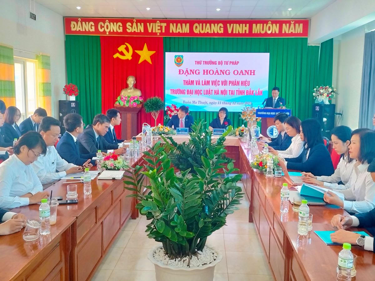 Thứ trưởng Bộ Tư pháp Đặng Hoàng Oanh thăm và làm việc với Phân hiệu Trường Đại học Luật Hà Nội tại Đắk Lắk 