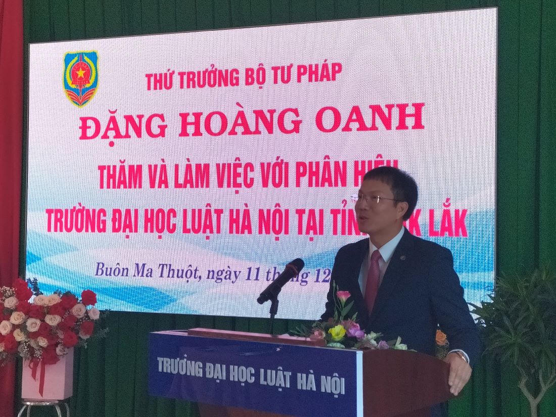 Thứ trưởng Bộ Tư pháp Đặng Hoàng Oanh thăm và làm việc với Phân hiệu Trường Đại học Luật Hà Nội tại Đắk Lắk 