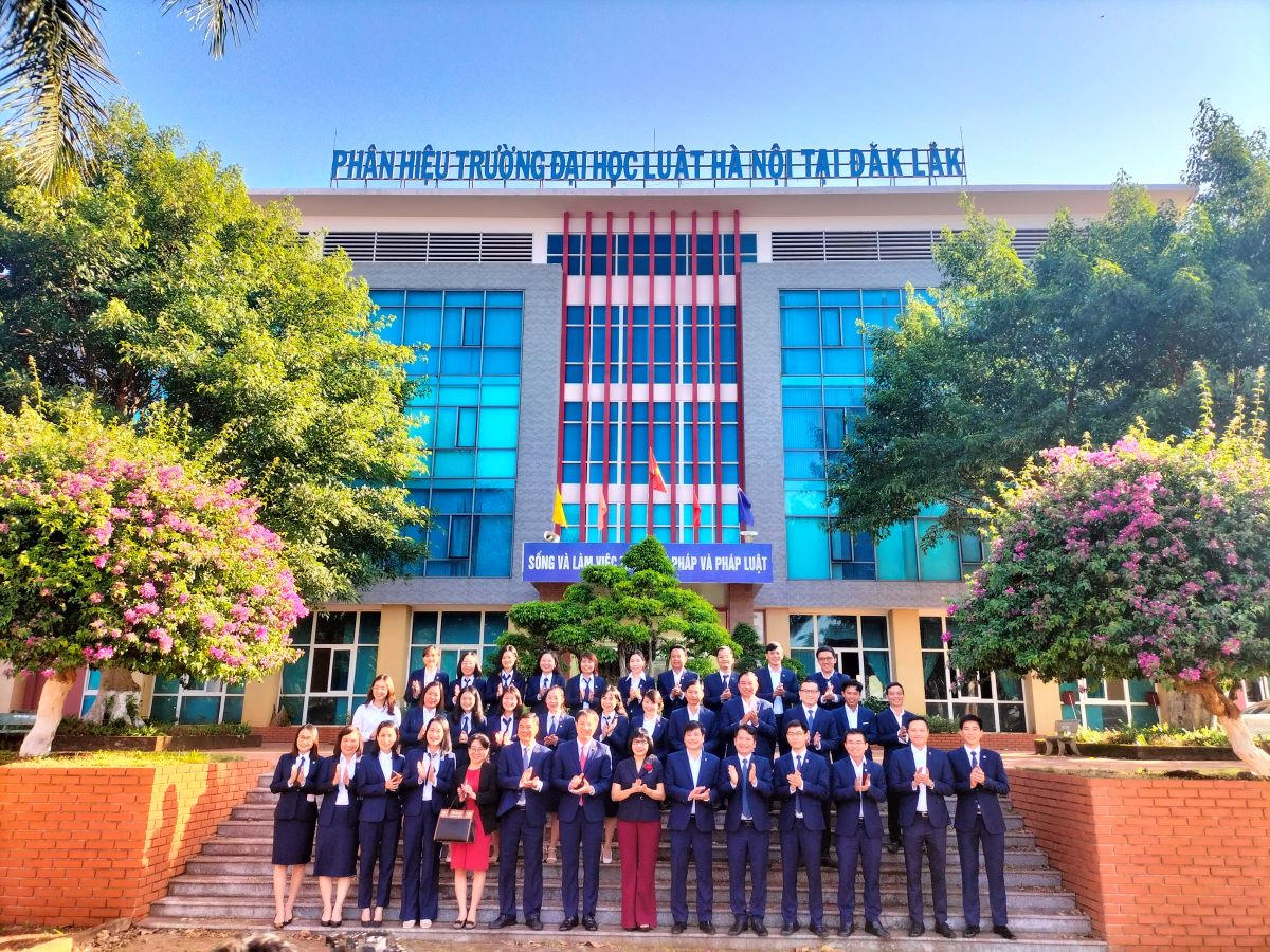 Thứ trưởng Bộ Tư pháp Đặng Hoàng Oanh thăm và làm việc với Phân hiệu Trường Đại học Luật Hà Nội tại Đắk Lắk 