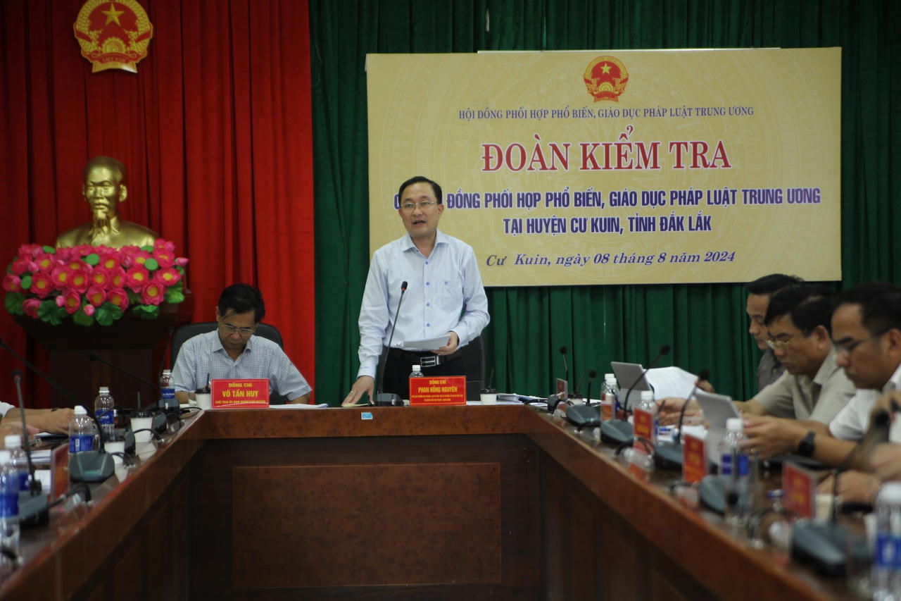 Hội đồng phối hợp PBGDPL Trung ương làm việc với huyện Cư Kuin