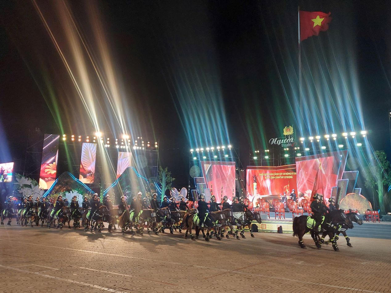 Đặc sắc đêm nghệ thuật tôn vinh những cá nhân giữ bình yên buôn làng Tây Nguyên