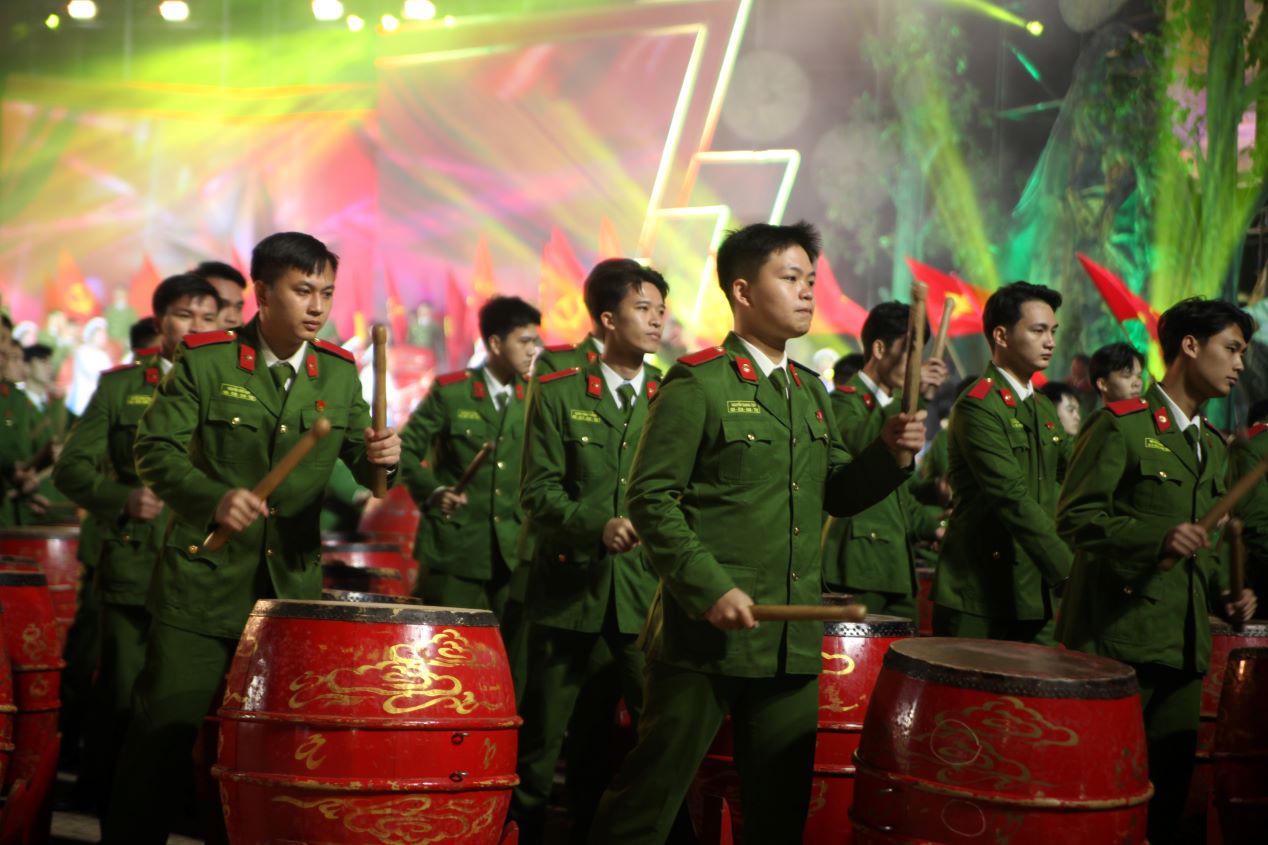 Đặc sắc đêm nghệ thuật tôn vinh những cá nhân giữ bình yên buôn làng Tây Nguyên