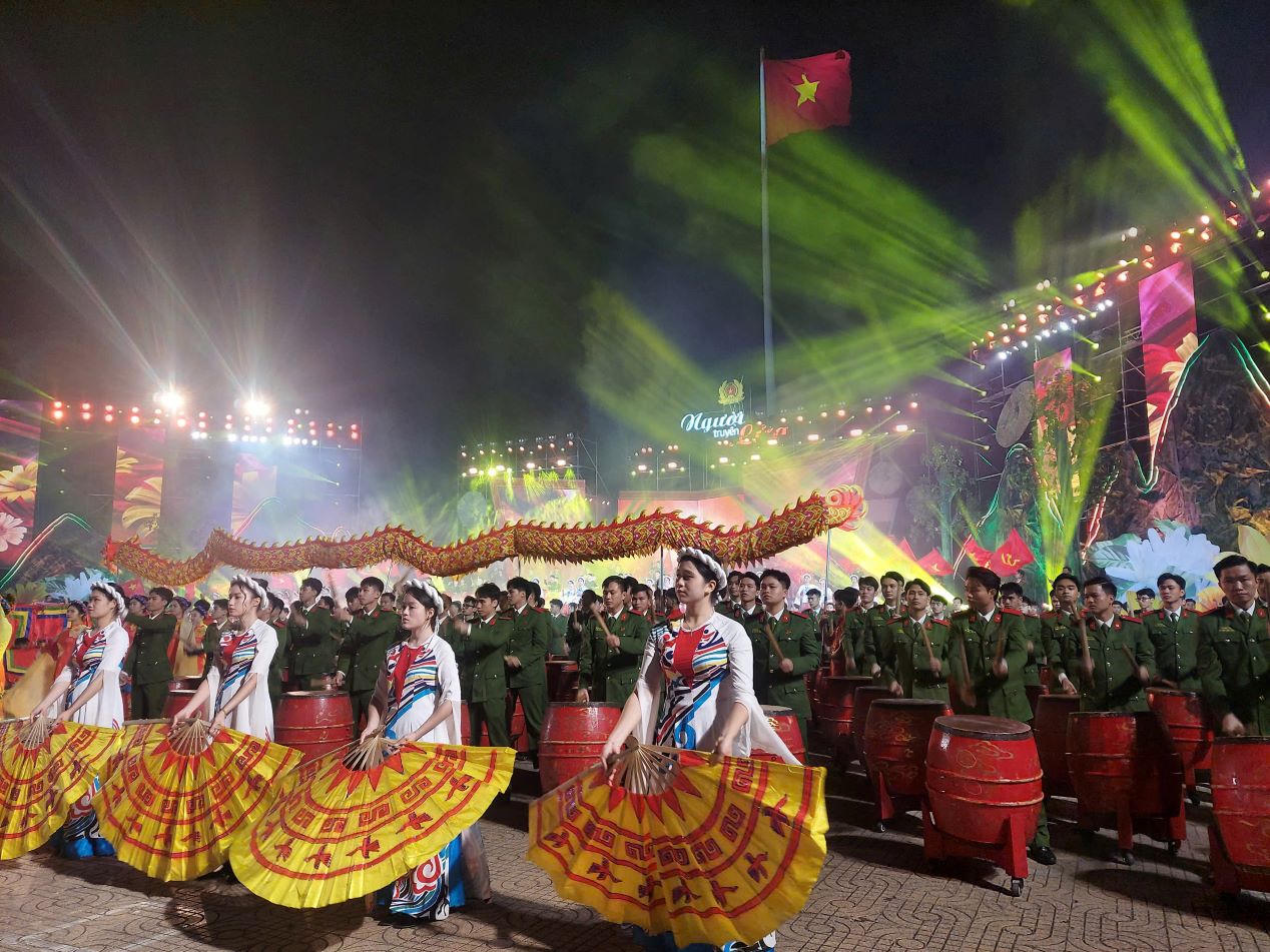 Đặc sắc đêm nghệ thuật tôn vinh những cá nhân giữ bình yên buôn làng Tây Nguyên