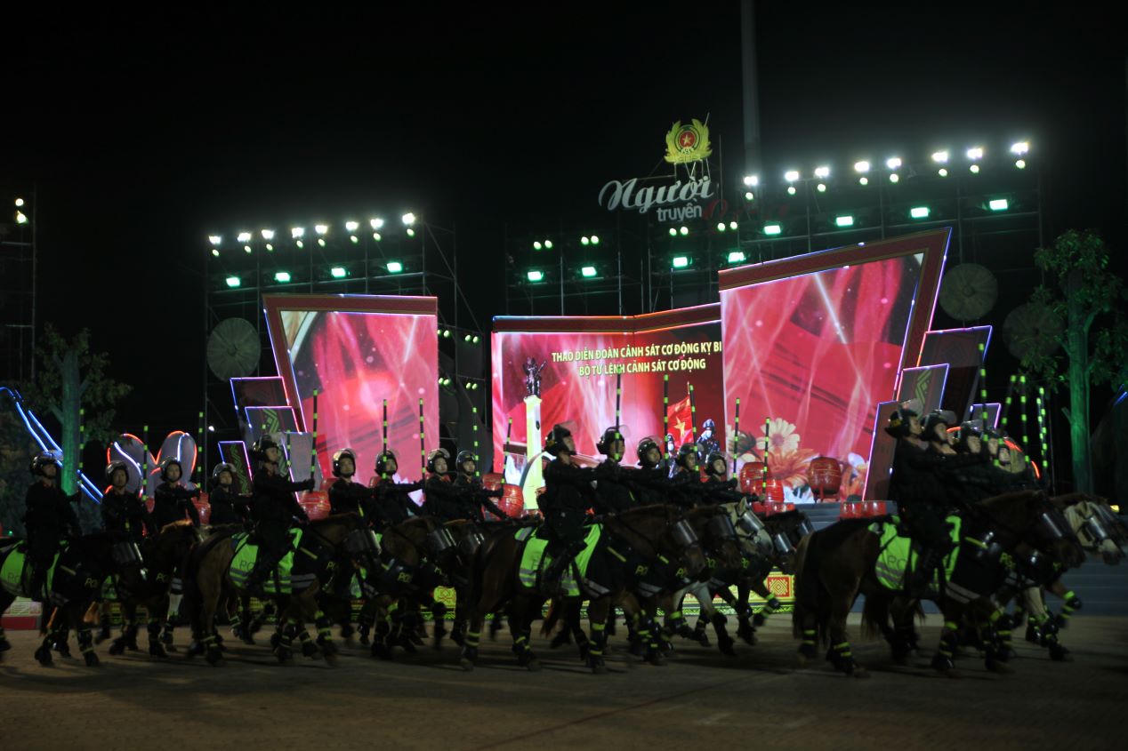 Đặc sắc đêm nghệ thuật tôn vinh những cá nhân giữ bình yên buôn làng Tây Nguyên