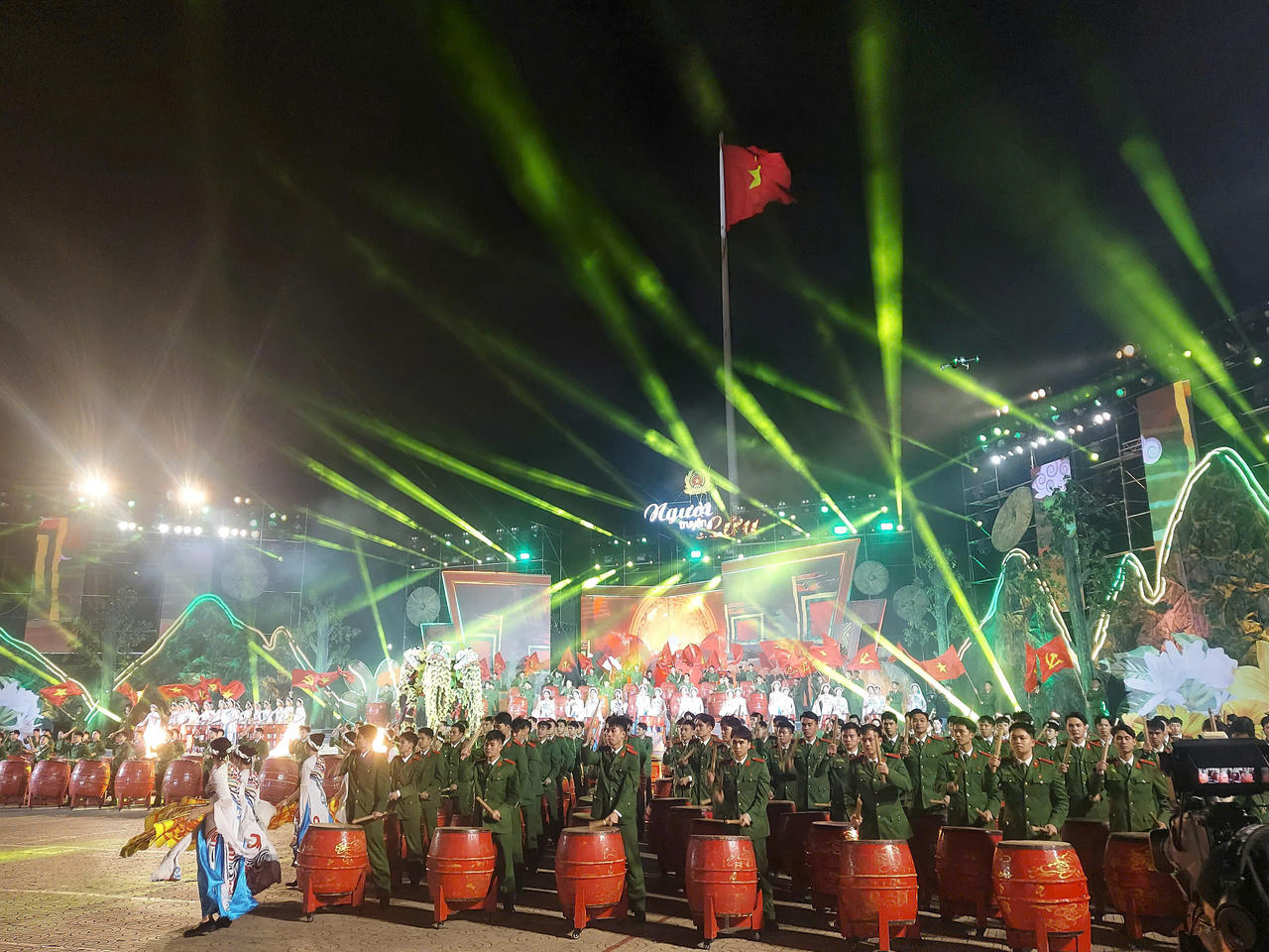 Đặc sắc đêm nghệ thuật tôn vinh những cá nhân giữ bình yên buôn làng Tây Nguyên