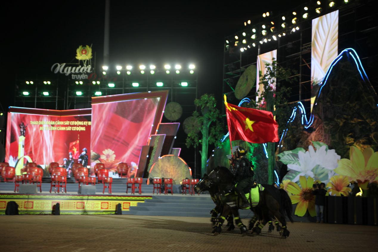 Đặc sắc đêm nghệ thuật tôn vinh những cá nhân giữ bình yên buôn làng Tây Nguyên