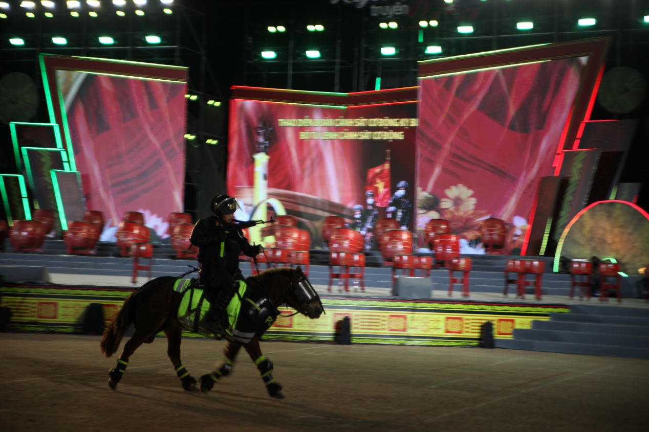 Đặc sắc đêm nghệ thuật tôn vinh những cá nhân giữ bình yên buôn làng Tây Nguyên